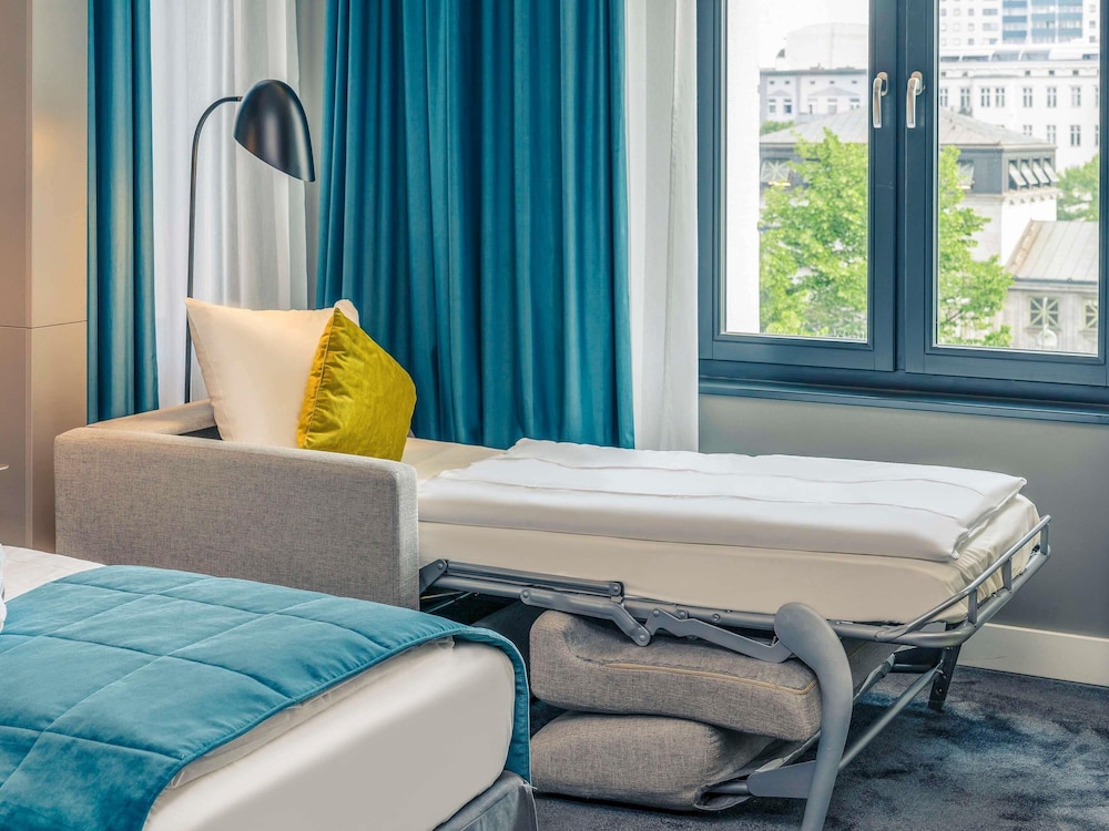Habitación Privilege con dos camas individuales y sofá - cama del hotel Mercure Hotel Berlin Wittenbergplatz. Foto 3