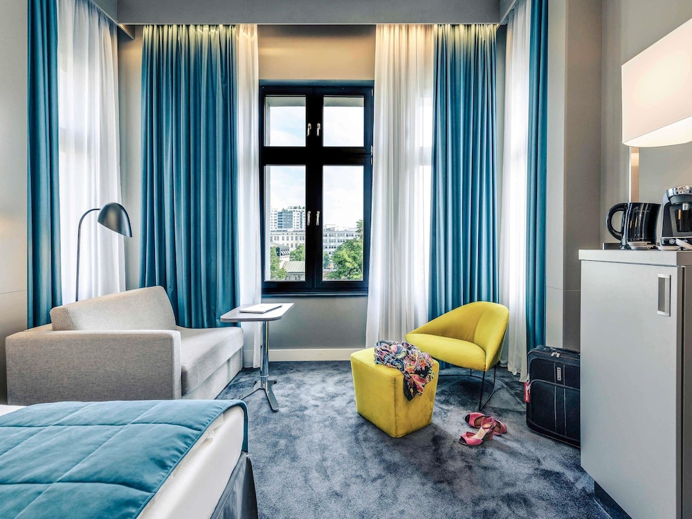 Habitación Privilege con dos camas individuales y sofá - cama del hotel Mercure Hotel Berlin Wittenbergplatz. Foto 5