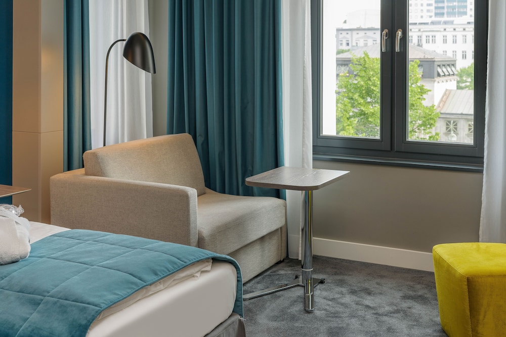 Habitación Privilege con dos camas individuales y sofá - cama del hotel Mercure Hotel Berlin Wittenbergplatz. Foto 6