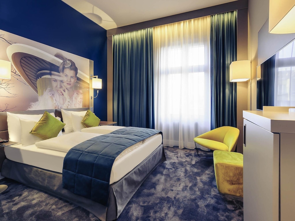 Habitación superior con cama queen size y vistas a la ciudad del hotel Mercure Hotel Berlin Wittenbergplatz. Foto 9
