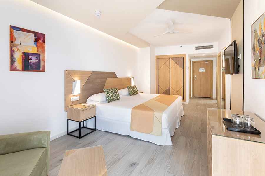 Habitación familiar 2 habitaciones con salón del hotel Riu Buenavista All Inclusive. Foto 2