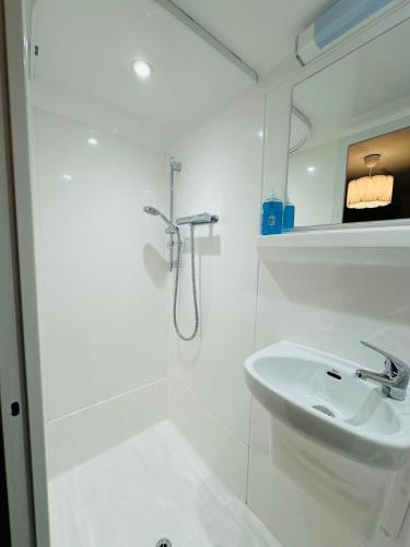 Habitación cuádruple del hotel Beverley House. Foto 6