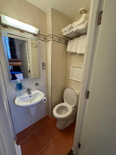 Habitación cuádruple del hotel Beverley House. Foto 9