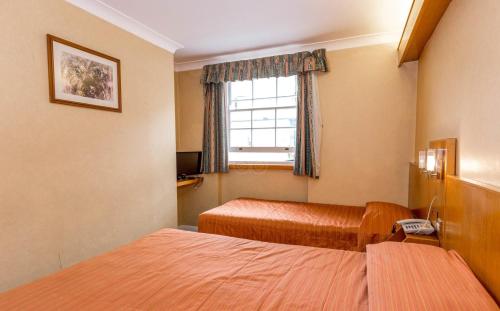 Habitación cuádruple del hotel Beverley House. Foto 17