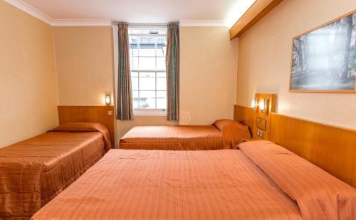 Habitación cuádruple del hotel Beverley House. Foto 18