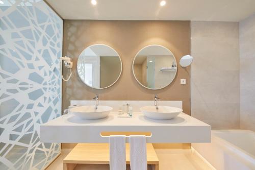 Suite Familiar Sofá Cama incluido 1 Cama super king del hotel Bahia Principe Fantasia Tenerife - All Inclusive. Foto 3