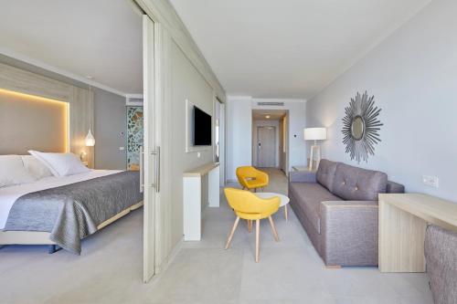 Habitación familiar Vista Mar 1 Cama king Familiar Sofá Cama incluido del hotel Bahia Principe Fantasia Tenerife - All Inclusive. Foto 3