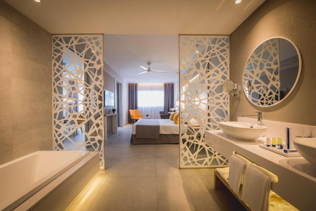 Suite Vista Mar Master Familiar del hotel Bahia Principe Fantasia Tenerife - All Inclusive. Foto 1