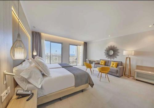 Junior suite Vista Piscina Acceso Piscina Solo Adultos Sofá Cama incluido 1 Cama doble del hotel Bahia Principe Fantasia Tenerife - All Inclusive. Foto 3