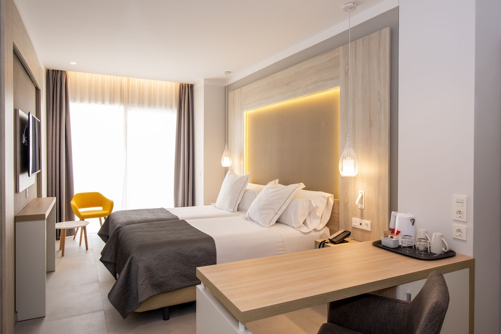 Habitación superior del hotel Bahia Principe Fantasia Tenerife - All Inclusive. Foto 2