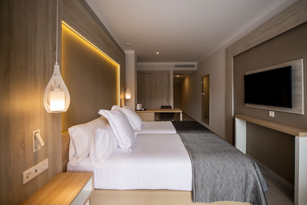 Habitación superior del hotel Bahia Principe Fantasia Tenerife - All Inclusive. Foto 3