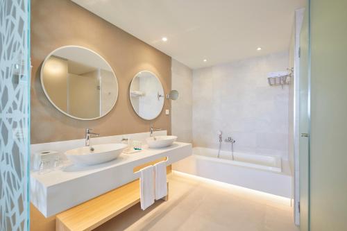 Suite Familiar Sofá Cama incluido 1 Cama super king del hotel Bahia Principe Fantasia Tenerife - All Inclusive. Foto 2