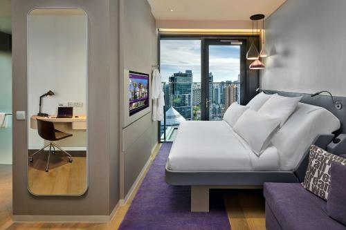 Alojamiento de 1ª clase con cama extragrande del hotel Yotel Singapore Orchard Road