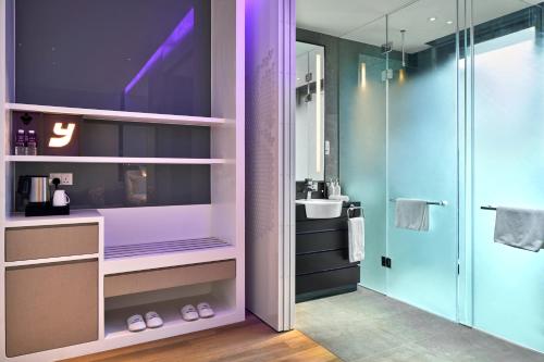 Alojamiento de 1ª clase con cama extragrande del hotel Yotel Singapore Orchard Road. Foto 1