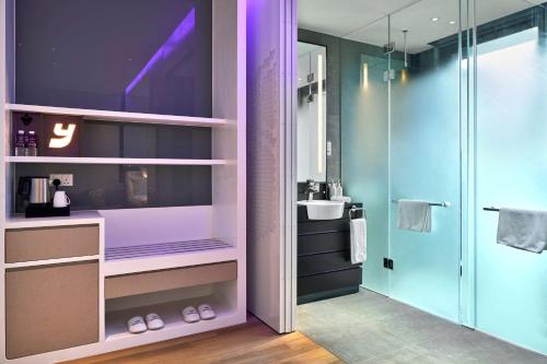 Alojamiento de 1ª clase con cama extragrande del hotel Yotel Singapore Orchard Road. Foto 5