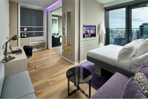 Alojamiento de 1ª clase con cama extragrande del hotel Yotel Singapore Orchard Road. Foto 7