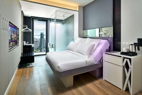 Habitación de 1ª clase con cama grande del hotel Yotel Singapore Orchard Road. Foto 2