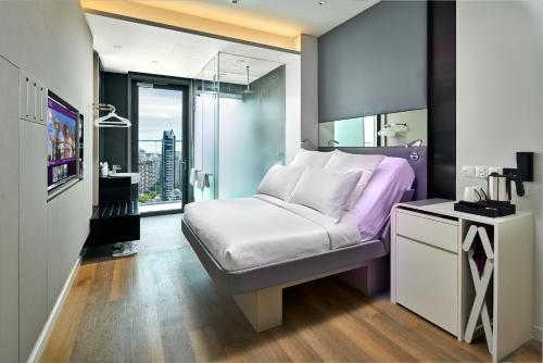 Habitación de 1ª clase con cama grande del hotel Yotel Singapore Orchard Road. Foto 5