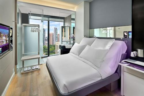 Habitación Premium con vistas - Cama grande del hotel Yotel Singapore Orchard Road. Foto 6