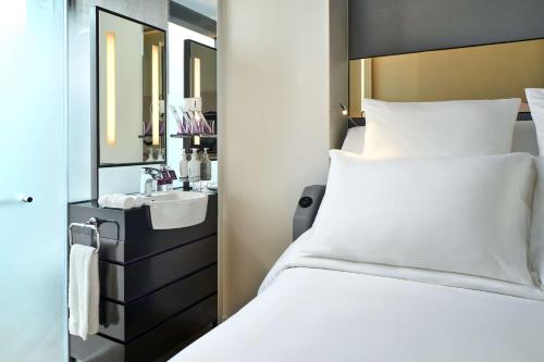 Habitación Premium con cama grande del hotel Yotel Singapore Orchard Road. Foto 1