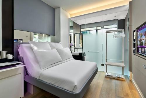 Habitación Premium con cama grande del hotel Yotel Singapore Orchard Road. Foto 8