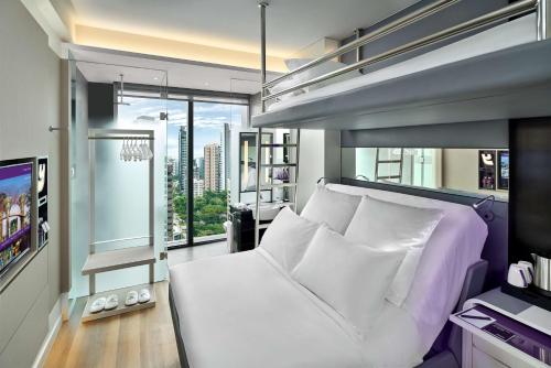 Alojamiento Triple Premium con vistas del hotel Yotel Singapore Orchard Road. Foto 2