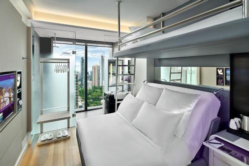 Alojamiento Triple Premium con vistas del hotel Yotel Singapore Orchard Road. Foto 5