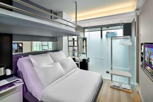 Habitación Triple Premium del hotel Yotel Singapore Orchard Road. Foto 1