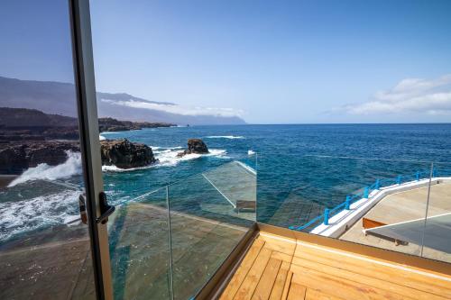 Habitación Doble con balcón y vistas al mar del hotel Puntagrande. Foto 1