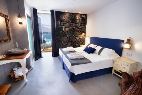 Habitación Doble con balcón y vistas al mar del hotel Puntagrande. Foto 2