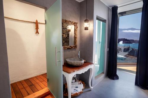 Habitación Doble con balcón y vistas al mar del hotel Puntagrande. Foto 3