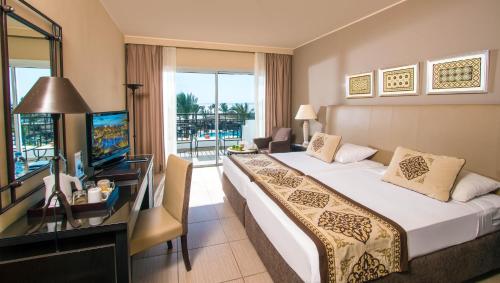 Superior Queen or Twin Bed Sea View del hotel Jaz Fanara Resort. Foto 1