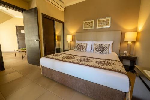 Habitación Familiar Deluxe con vistas al jardín - 1 cama grande o 2 individuales del hotel Jaz Fanara Resort