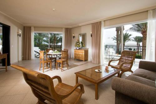 Suite Junior con vistas al mar - 1 cama grande del hotel Jaz Fanara Resort. Foto 2