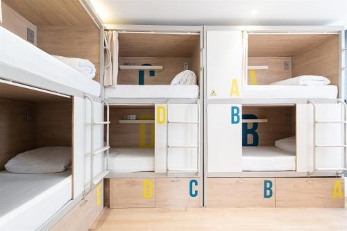Cama en habitación compartida mixta de 10 camas del hotel U-sense For You Sevilla. Foto 6