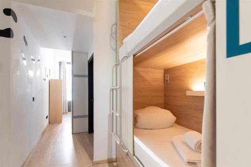 Cama en habitación compartida de 8 camas del hotel U-sense For You Sevilla. Foto 6