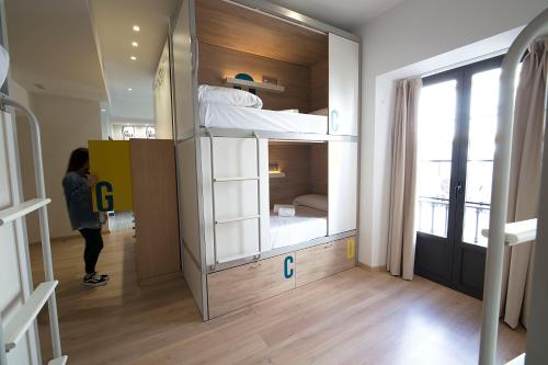Cama en habitación compartida de 6 camas del hotel U-sense For You Sevilla. Foto 3
