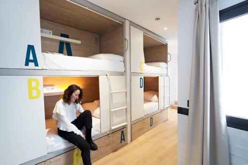 Cama en habitación compartida con 4 camas del hotel U-sense For You Sevilla. Foto 1
