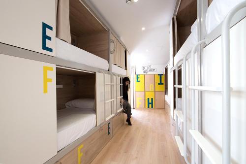 Cama en habitación compartida femenina de 6 camas del hotel U-sense For You Sevilla