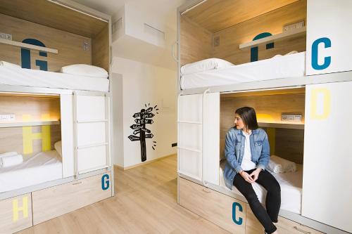 Cama en habitación compartida femenina de 6 camas del hotel U-sense For You Sevilla. Foto 4