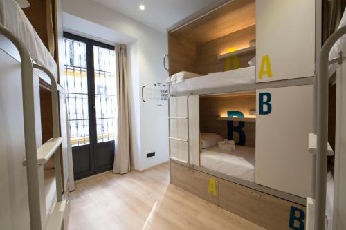 Cama en habitación compartida femenina de 6 camas del hotel U-sense For You Sevilla. Foto 5
