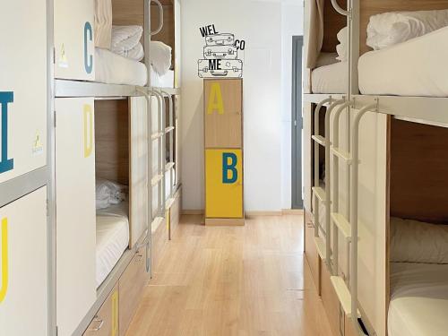 Habitación Compartida Mixta de 8 camas del hotel U-sense For You Sevilla. Foto 4