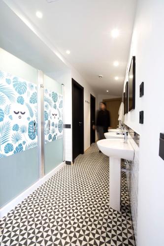 Habitación compartida mixta de 10 camas del hotel U-sense For You Sevilla. Foto 2
