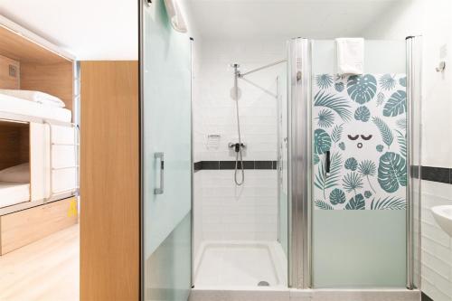 Cama en habitación compartida con 4 camas del hotel U-sense For You Sevilla. Foto 6