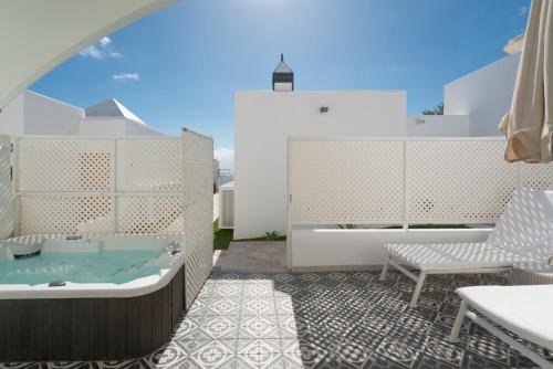 Apartamento de 1 dormitorio con bañera de hidromasaje del hotel La Concha Boutique Apartments. Foto 1