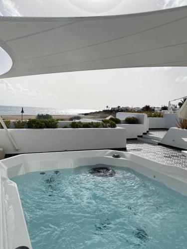 Apartamento con vistas al mar y bañera de hidromasaje del hotel La Concha Boutique Apartments. Foto 3