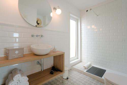 Apartamento de 1 dormitorio con bañera de hidromasaje del hotel La Concha Boutique Apartments. Foto 2