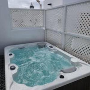 Apartamento de 1 dormitorio con bañera de hidromasaje del hotel La Concha Boutique Apartments. Foto 6