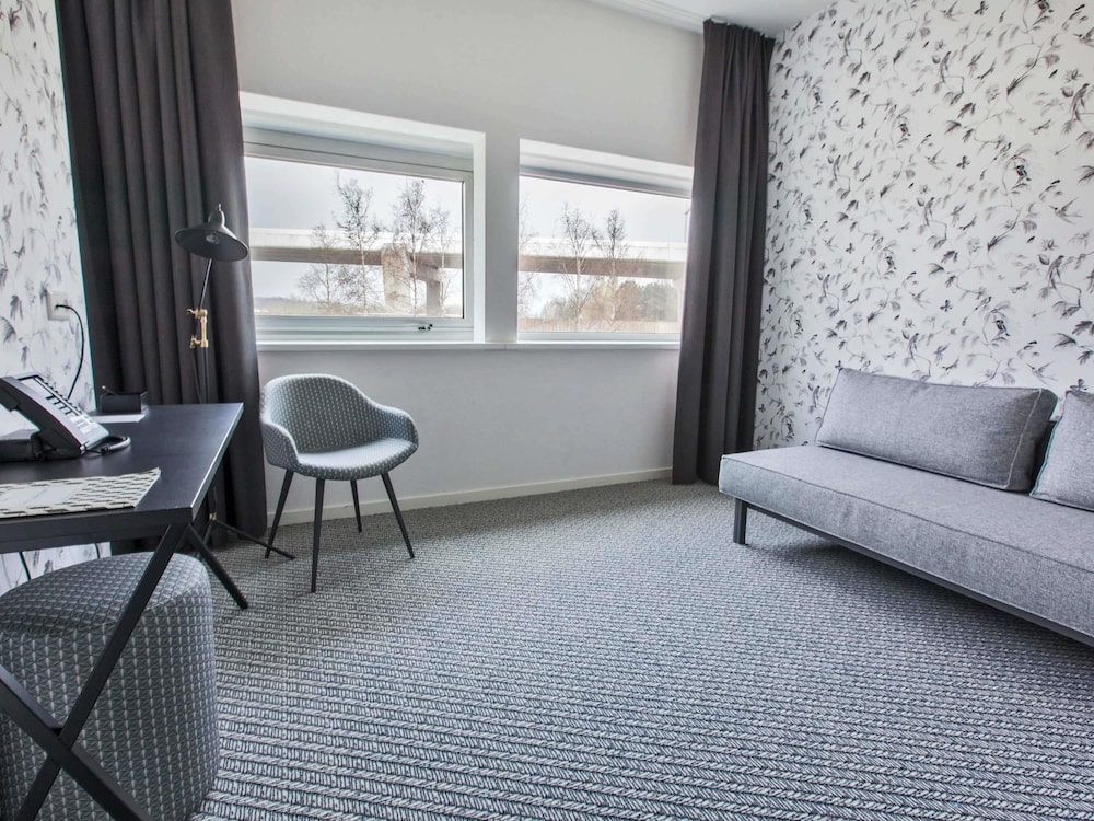 Habitación superior con 2 camas individuales del hotel Ibis Styles Amsterdam Airport. Foto 4