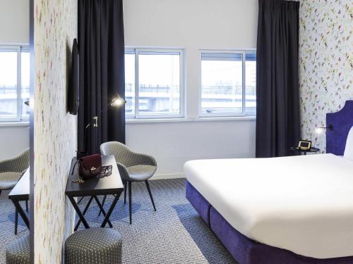 Habitación Superior con cama extragrande del hotel Ibis Styles Amsterdam Airport
